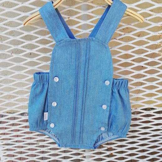 With a casual look, short denim overalls for babies and children.