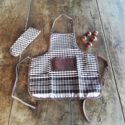 Children's chestnut apron with matching handkerchief included