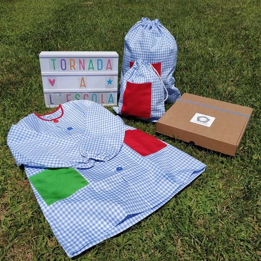 Pack bata escolar con botones + bolsa merienda + bolsa muda ref. 275
