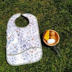 Pack de 3 unidades babero plástico impermeable con velcro 38x26 cm