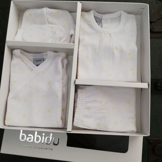 Pack de nacimiento algodón finito 530 estrellitas amarillo babidu