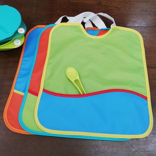 Pack 3 baberos de plástico con goma y impermeable 28x32 cm